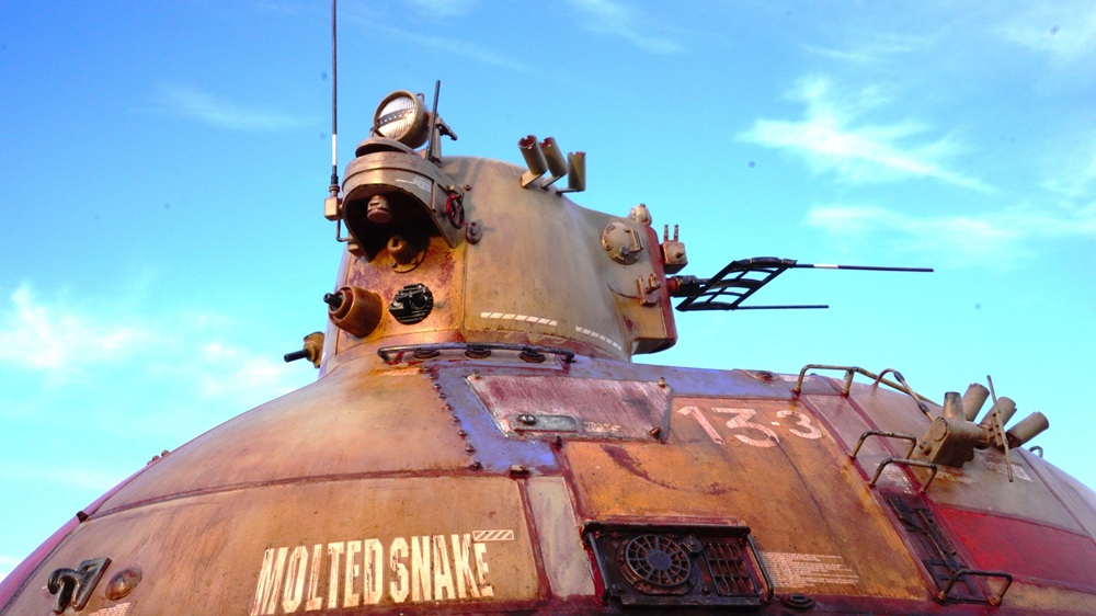 青空を背景に屋外撮影したナッツロッカーの完成品。リアルなウェザリング塗装