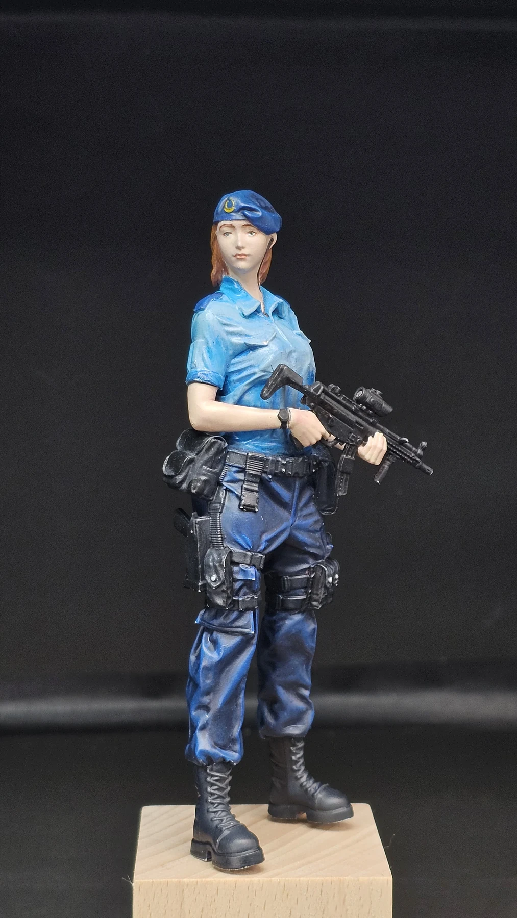 No.168「空港警備員」／ドル猫のおやじ メイン画像